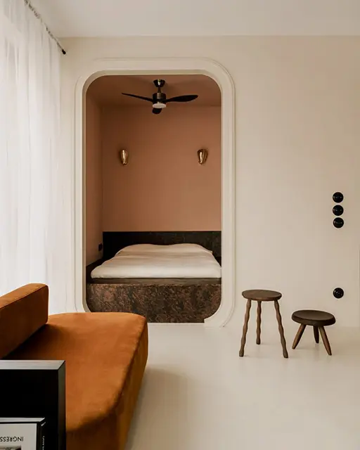 Alcove bed in a total look house