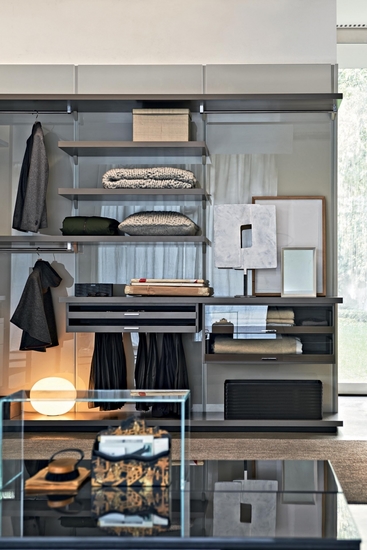 Molteni Gliss walk-in and detail of internal shelves