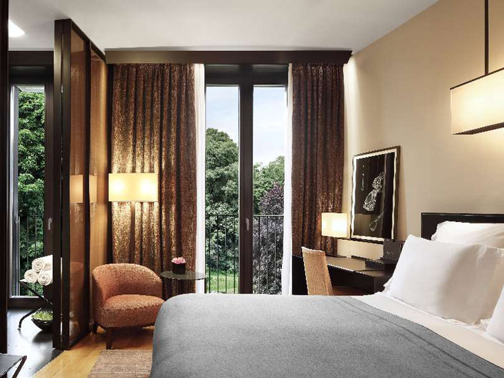 Precious solid teak, durmast and oak in this suite-room at Bulgari Hotel, one of the most luxury hotel in our list of the best 5 star hotels in Milan by esperiri