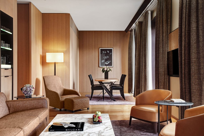 Precious solid teak, durmast and oak in this suite-room at Bulgari Hotel, one of the most luxury hotel in our list of the best 5 star hotels in Milan by esperiri