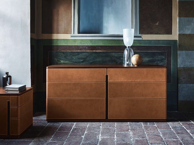 Fidelio Notte is a chest of drawers designed by Roberto Lazzeroni for Poltrona Frau, one of the luxury italian furniture store you can find in Switzerland.