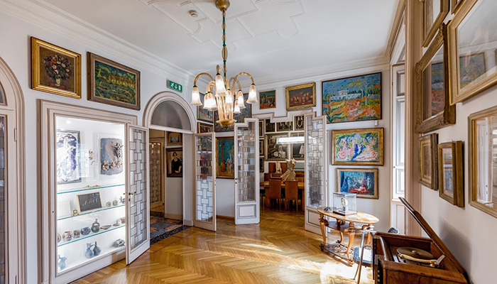 Inside a building designed by Piero Portaluppi, master of Milanese Architecture, there is Casa Museo Boschi di Stefano