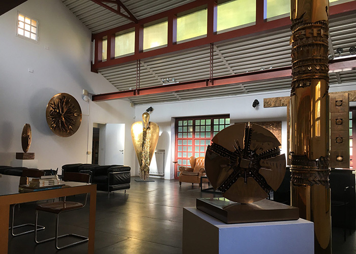 Interiors of the artist Arnaldo Pomodoro with the iconic style of Milanese Interior design