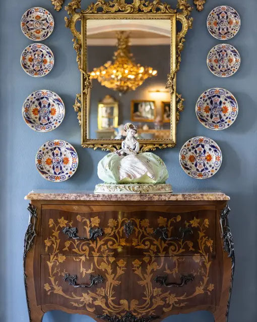 Display of plates around a mirror inside the passalacqua hotel